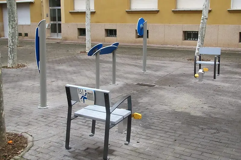 724.001.R7136SR-sillo-n-con-bicicleta-para-personas-mayores-en-plazas-publicas-08.webp